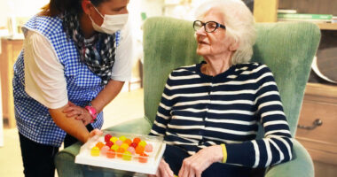 jelly drops dementia | Alzheimer's News Today | photo of nurse handing patient a tray of Jelly Drops