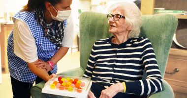 jelly drops dementia | Alzheimer's News Today | photo of nurse handing patient a tray of Jelly Drops