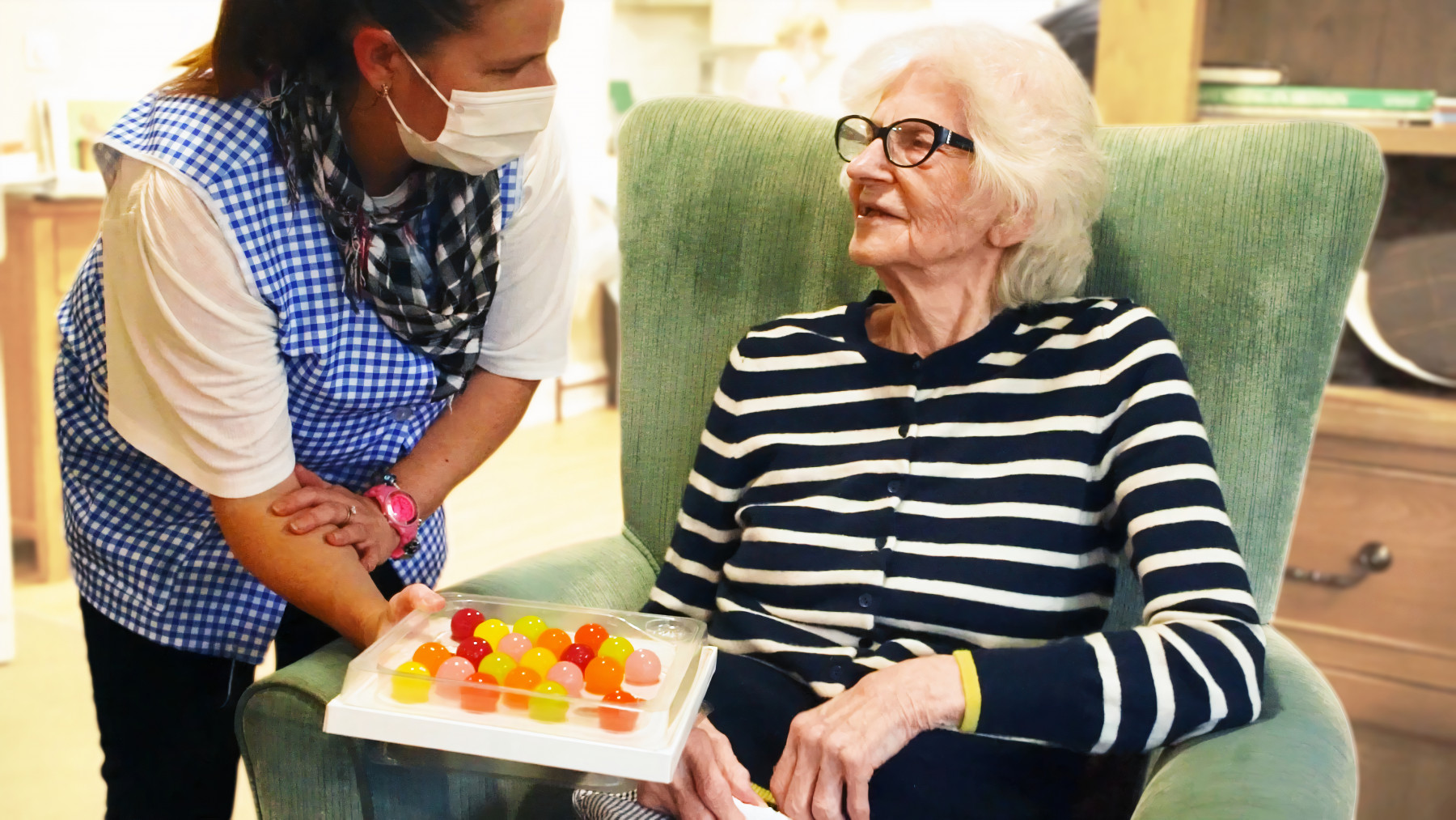 jelly drops dementia | Alzheimer's News Today | photo of nurse handing patient a tray of Jelly Drops